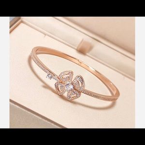 Flower bangle